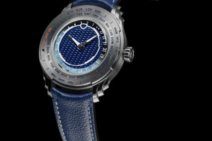 Ceas MING 57.05 Comet cu carcasă rotundă din metal, cadran albastru cu textură, indicație 24 de ore și curea albastră din piele cu cusături albe.