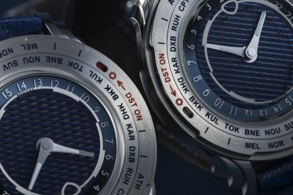 Detaliu macro cu două ceasuri MING 57.05 Comet, cadrane albastre cu textură și bezel din oțel cu indicatoare pentru fusuri orare și DST ON.