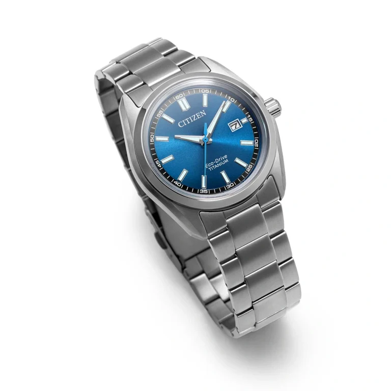 Ceas Citizen Eco-Drive AW1900-50L cu carcasă și brățară din titan de culoare argintie și cadran albastru cu marcaje albe și datare la ora 3.