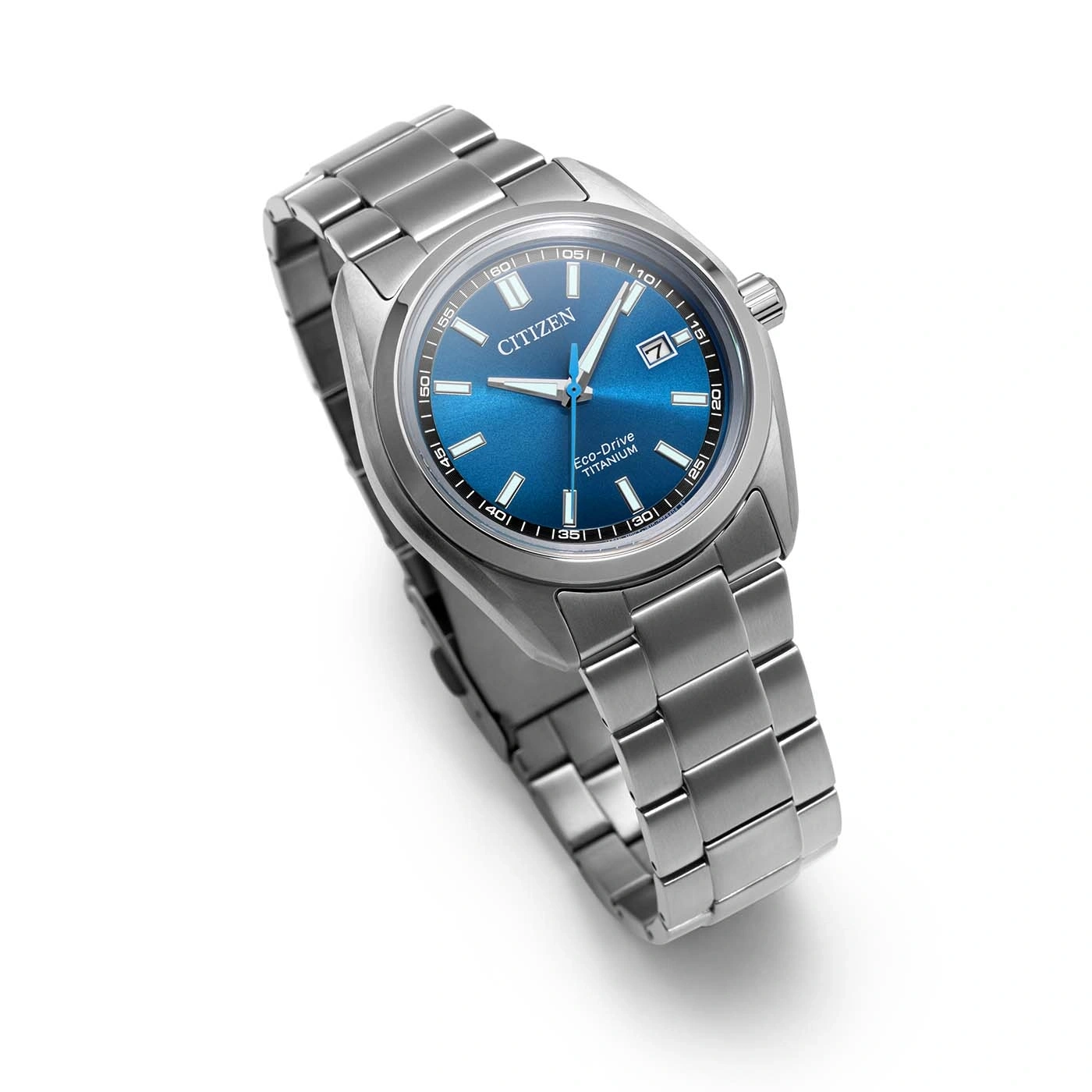 Ceas Citizen Eco-Drive AW1900-50L cu carcasă și brățară din titan de culoare argintie și cadran albastru cu marcaje albe și datare la ora 3.