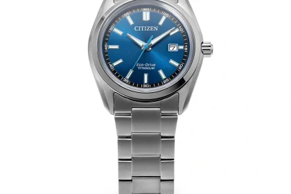 Ceas Citizen Eco-Drive cu carcasă și brățară din titan, cadran albastru și indicator de dată la ora 3.