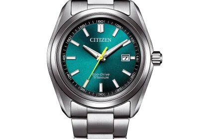 Ceas Citizen Eco-Drive cu carcasă și brățară din titan, cadran verde intens, indicatoare marcate și secundar galben.
