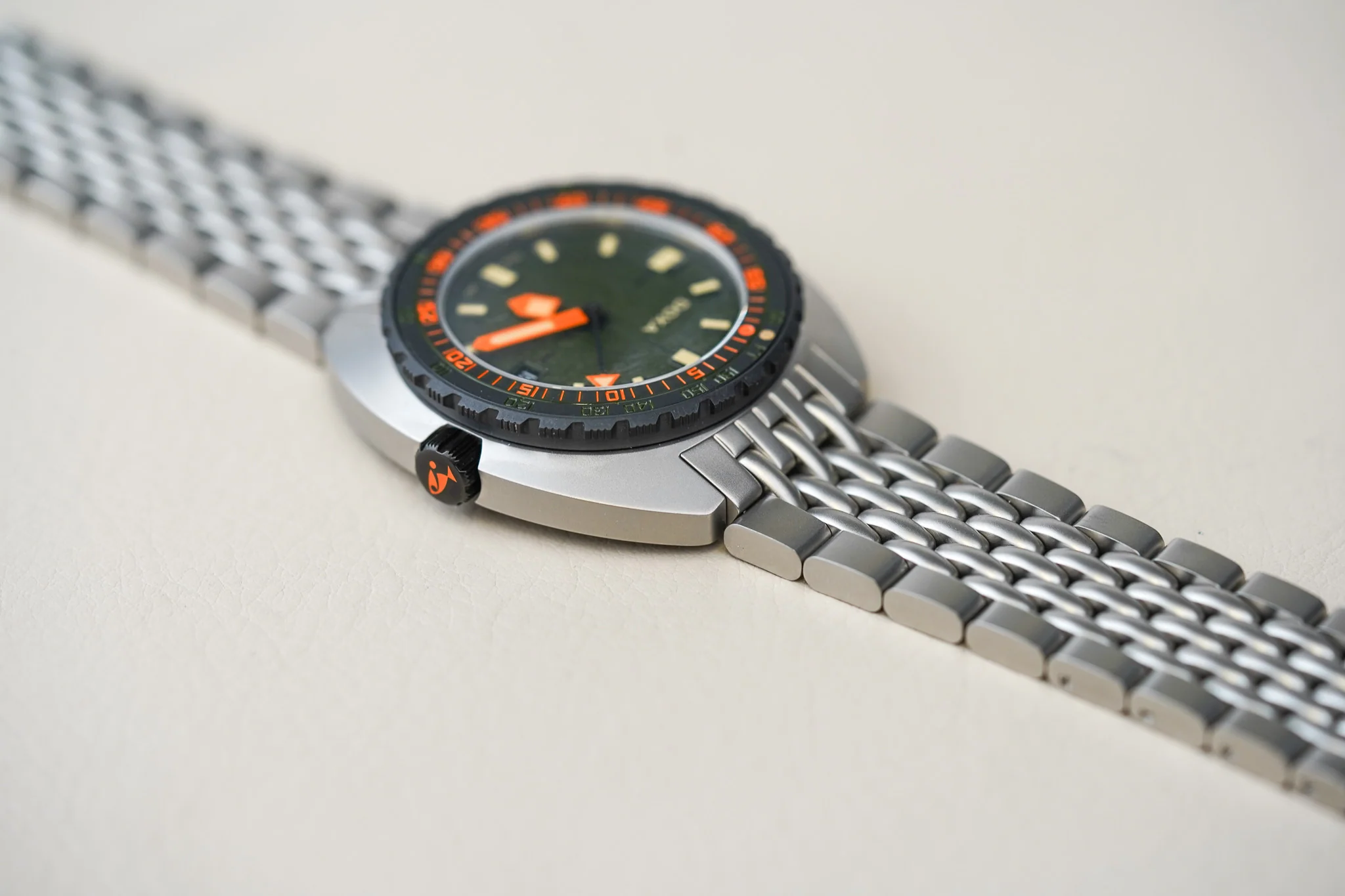 DSC02871 Ceas de scufundări Belmont Watches X Doxa Sub 300 Beta Frogger cu carcasă metalică, cadran verde și marcaje portocalii, brățară metalică tip plasă
