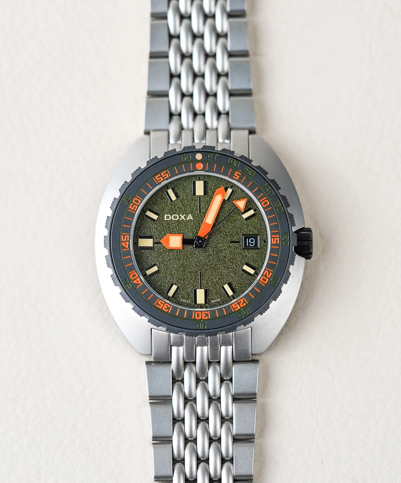 DSC02887 Ceas de scufundare Doxa Sub 300 Beta cu cadran verde texturat și accente portocalii, pe brățară metalică silver.