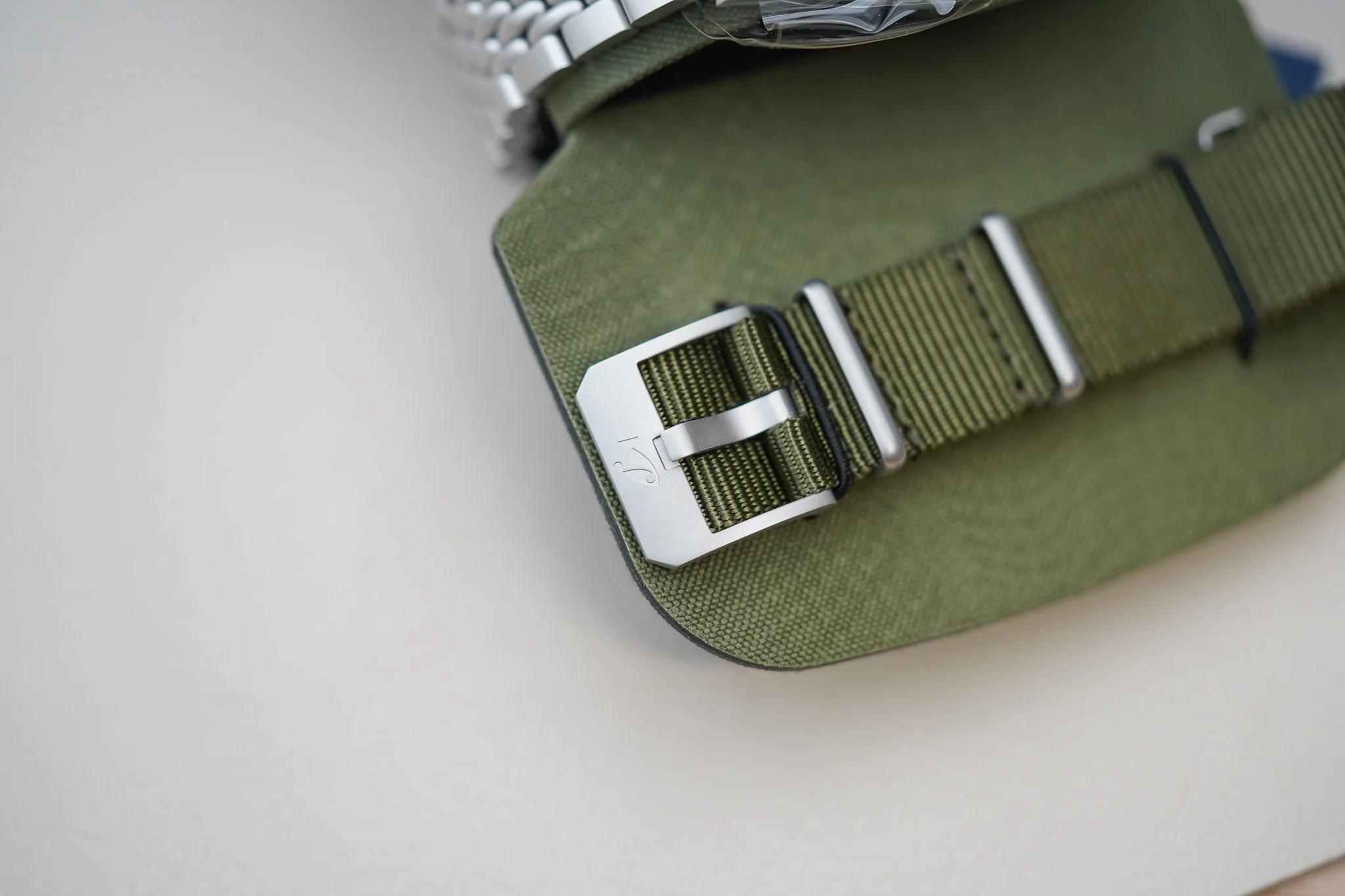 DSC07760 Cureaua verde army din material textil a ceasului Belmont Watches X Doxa Sub 300 Beta Frogger, cu cataramă metalică gravată cu logo