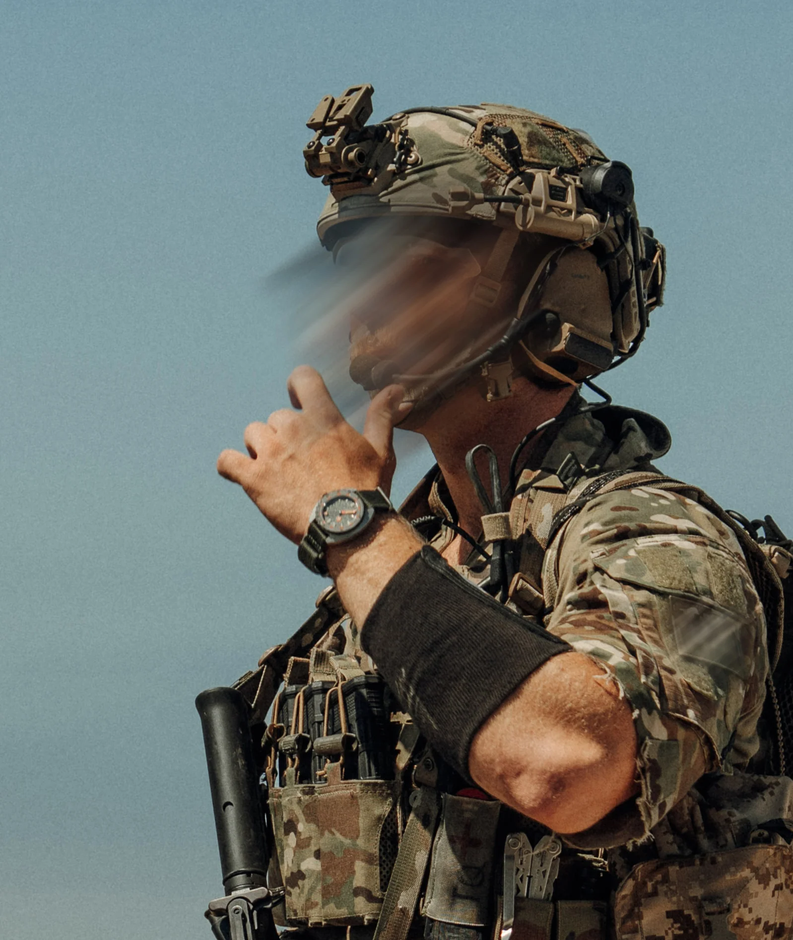 Frogger Navy Seal 6 02c80abd 08e2 466a 8ba3 be8898ba7bc1 Soldat în echipament militar camuflat, cu cască și echipament tactic, purtând un ceas Belmont Watches X Doxa Sub 300 Beta “Frogger” la încheietura mâinii stângi.