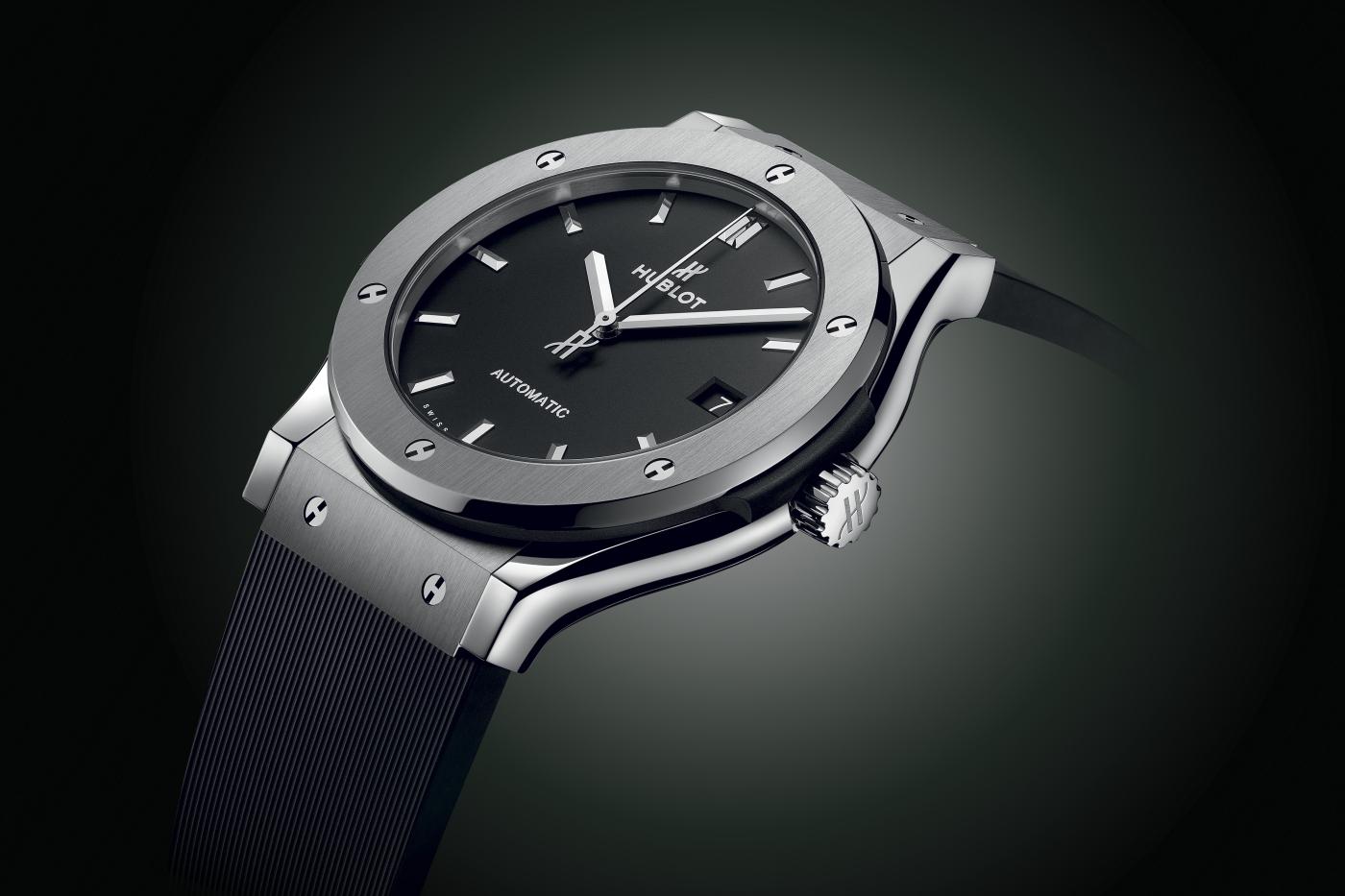 megamenu classic fusion 1 d 2 Ceas Hublot Classic Fusion cu carcasă argintie, cadran negru, marcaje liniare și curea neagră texturată.